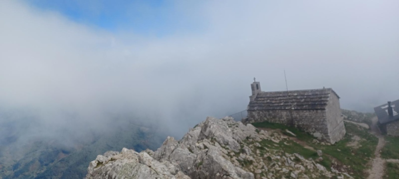 Sierra de Aitzkorri desde Sondeos (1551m)